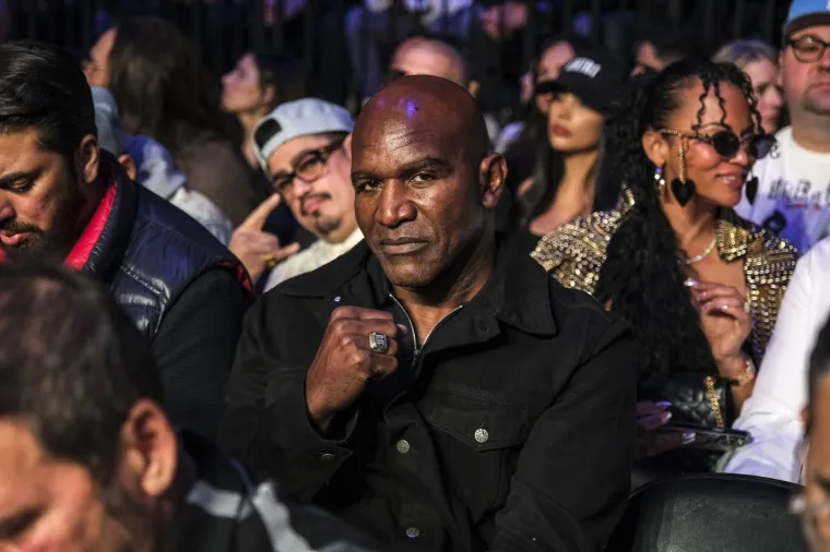 Evander Holyfield pokazuje boksački kraljevski prsten.