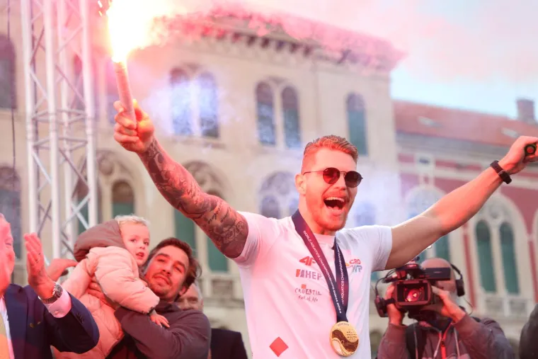 S hrvatskom reprezentacijom je osvojio svjetsko i europsko zlato, kao i olimpijsko srebro. 