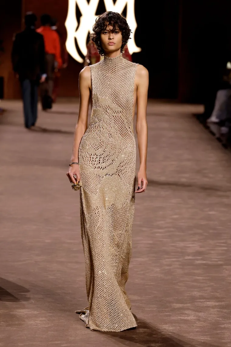 Mike Amiri predstavio je svoju najnoviju kolekciju za jesen/zimu 2025. na Paris Fashion Weeku, pretvorivši modnu pistu u glamurozni holivudski lounge bar inspiriran zlatnim dobom Los Angelesa 60-ih i 70-ih godina.