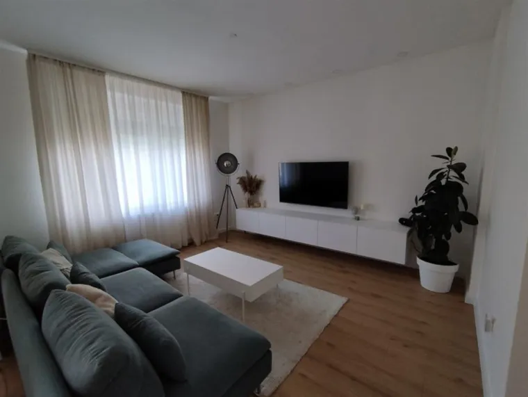 Prodaje se namješten stan u centru Osijeka od 75 m2 + dvorište 135 m2 + tavan 125 m2 po cijeni od 210.000 eura