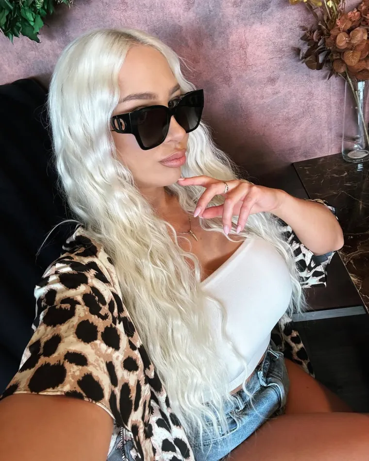 Glorija dolazi iz Rijeke i smatra da su joj njezina intuitivnost i sposobnost prepoznavanja skrivenih namjera često donosile ulogu savjetnice među prijateljima, osobito kada su u pitanju ljubavni problemi.