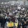 Zatvorene su brojne privatne kompanije, kafići, kulturne ustanove, knjižare. Trgovački centri su poluprazni, vodeća kazališta otkazala su predstave, odvjetnici su obustavili rad na tri dana, a pojedini mediji objavili su da će izvještavati uglavnom o prosvjedima.