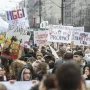 Jedna je djevojka teško ozlijeđena kada se automobil zaletio na prosvjednu povorku u Beogradu, objavili su mediji u petak dok traje opći štrajk diljem Srbije.