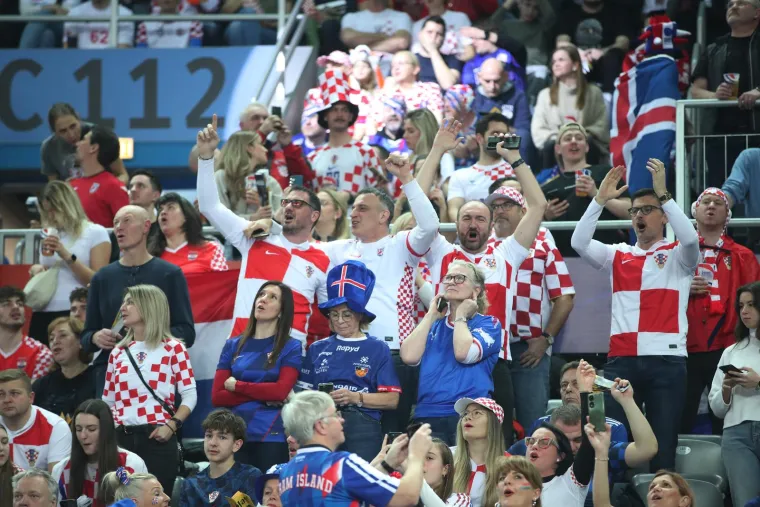 Atmosfera u Areni Zagreb je nevjerojatna. Hrvatski su navijači toliko glasni da su se neki navijači Islanda morali pokriti po u&scaron;ima. 