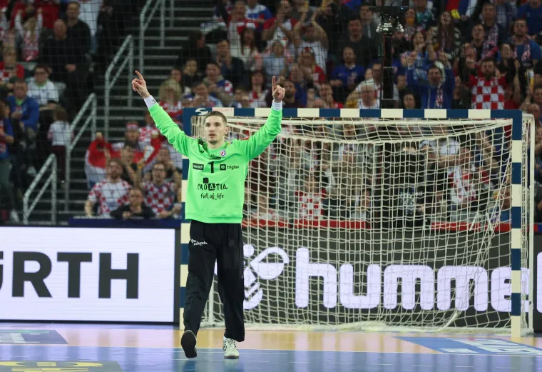 Posebno je raspoložen hrvatski vratar Dominik Kuzmanović koji Islanđanima ne dopu&scaron;ta blizu gola