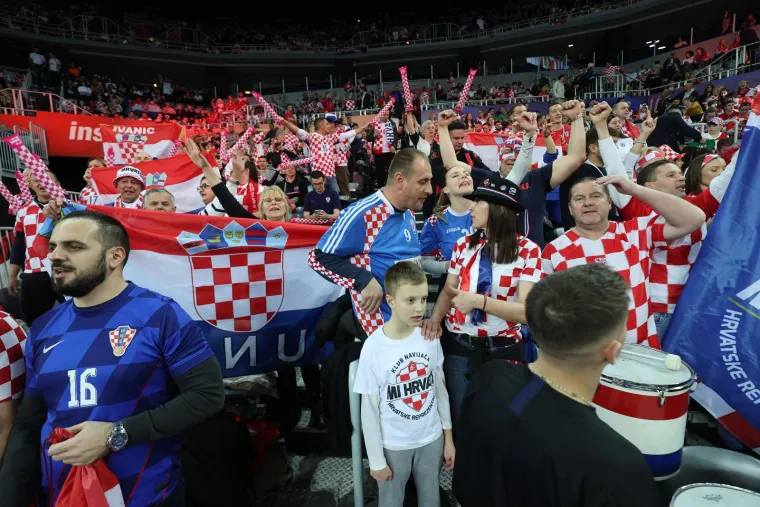 Glasno je bilo u Areni Zagreb i prije početka same utakmice. Navijači su danas raspoloženi kao i na&scaron;i rukometa&scaron;i. 