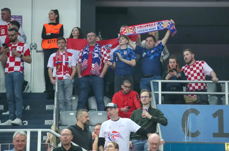Hrvatski navijači ne mogu maknuti oči s terena dok gledaju prodor na&scaron;ih rukometa&scaron;a 