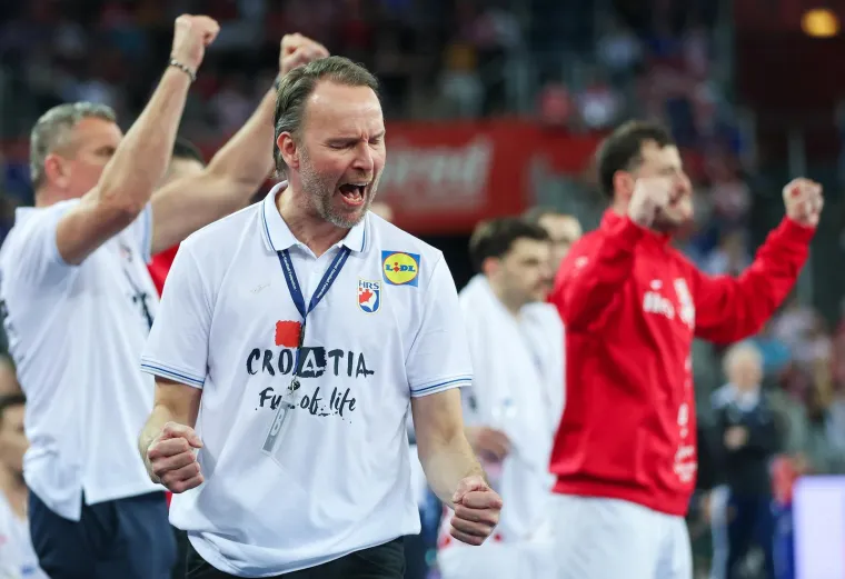 Prije trenerske karijere, Sigur&eth;sson je imao zapaženu igračku karijeru. Nastupajući za islandsku reprezentaciju odigrao je 215 utakmica i postigao 399 golova.