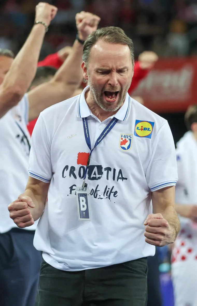 Prije trenerske karijere, Sigur&eth;sson je imao zapaženu igračku karijeru. Nastupajući za islandsku reprezentaciju odigrao je 215 utakmica i postigao 399 golova.