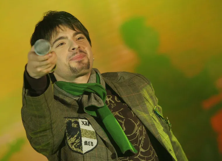 Toše Proeski bio je poznat po svojoj skromnosti, toplini i velikodušnosti. Njegova rečenica &quot;Ve sakam site&quot; (Sve vas volim) postala je simbol njegove ljubavi prema publici. 