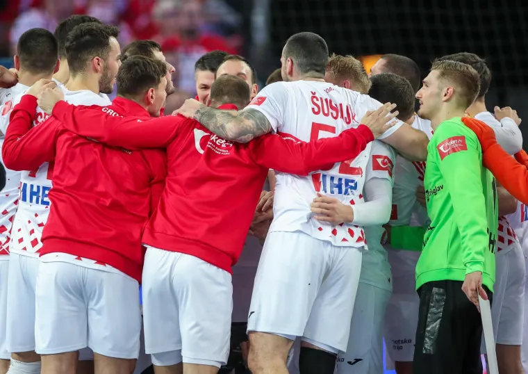 Zagrljaj zajedni&scaron;tva nakon pobjede. Ovo puno toga otkriva o koheziji. Svi za jednog, jedan za sve. Leon &Scaron;u&scaron;nja, novi ministar obrane na&scaron;ih rukometa&scaron;a, otkrio je sljedeće: "Pripremali smo im obranu 5-1, znali smo da će im to stvoriti probleme jer na to nisu ba&scaron; naviknuti". 