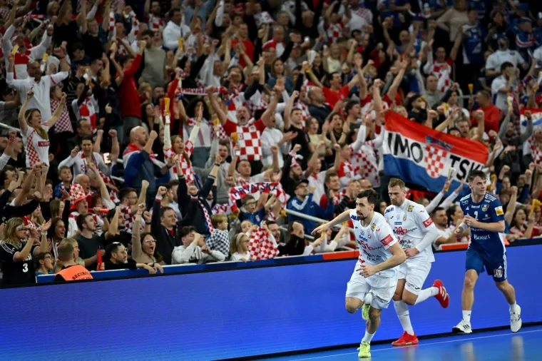 Svi igrači u mix zoni s kojima smo sinoć u Areni Zagreb razgovarali, dotaknuli se ključnih stvari u pobjedi, složili su se kako je obrana 5-1 bila ključ razvaljivanja Islanđana. 