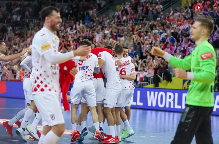 Hrvatski kapetan Domagoj Duvnjak odmah je potrčao u zagrljaj vratara Dominika Kuzmanovića koji je na golu Hrvatske apsolutno briljirao 