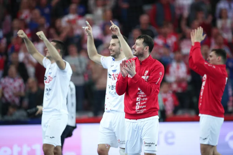 Hrvatski rukometa&scaron;i u suzama nakon Islanda: Pogledajte kome je Duvnjak odmah potrčao u zagrljaj