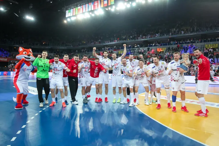 Hrvatski rukometa&scaron;i u suzama nakon Islanda: Pogledajte kome je Duvnjak odmah potrčao u zagrljaj