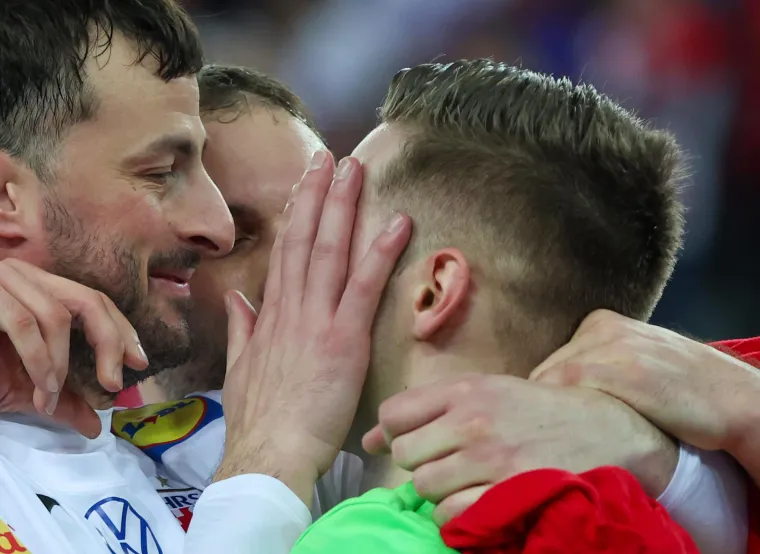 Hrvatski rukometa&scaron;i u suzama nakon Islanda: Pogledajte kome je Duvnjak odmah potrčao u zagrljaj