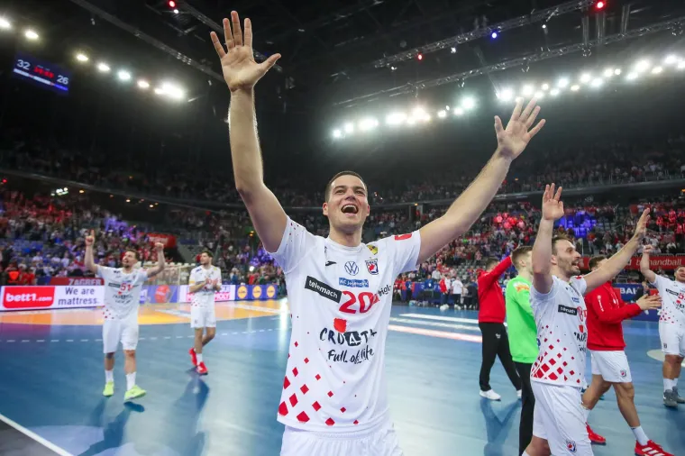 Hrvatski rukometa&scaron;i u suzama nakon Islanda: Pogledajte kome je Duvnjak odmah potrčao u zagrljaj