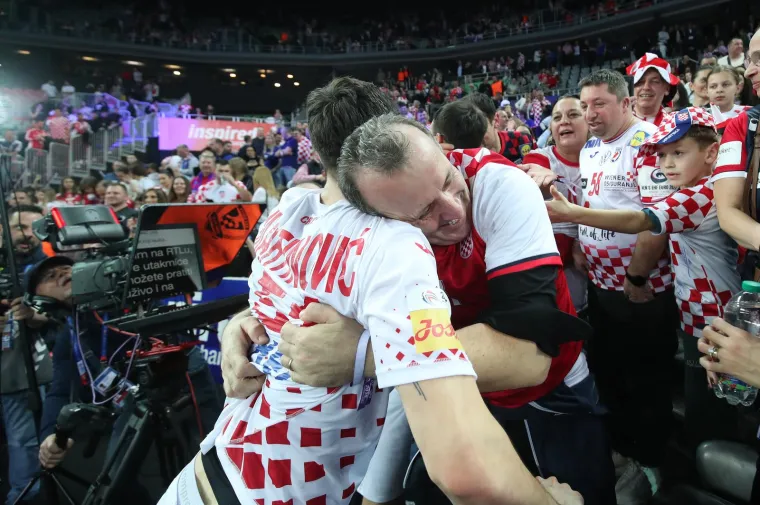 Hrvatski rukometa&scaron;i u suzama nakon Islanda: Pogledajte kome je Duvnjak odmah potrčao u zagrljaj
