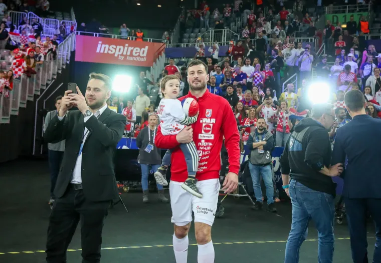 Hrvatski rukometa&scaron;i u suzama nakon Islanda: Pogledajte kome je Duvnjak odmah potrčao u zagrljaj