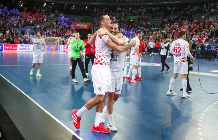 Hrvatski rukometa&scaron;i u suzama nakon Islanda: Pogledajte kome je Duvnjak odmah potrčao u zagrljaj