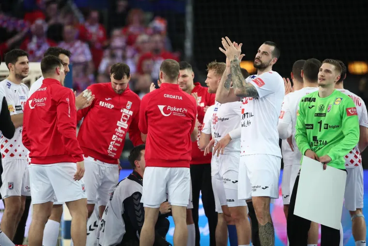 Hrvatski rukometa&scaron;i u suzama nakon Islanda: Pogledajte kome je Duvnjak odmah potrčao u zagrljaj