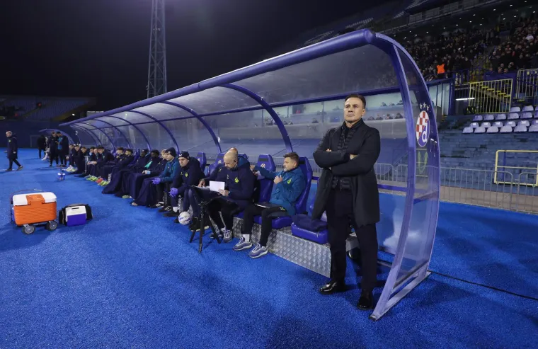 Fabio Cannavaro uz klupu Dinama. Ozbiljnog lica prati utakmicu. 