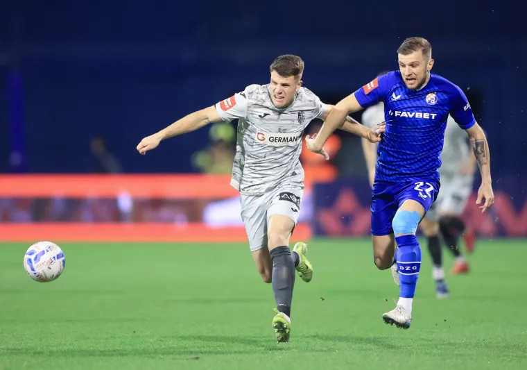 Stefan Ristovski se bori za loptu.