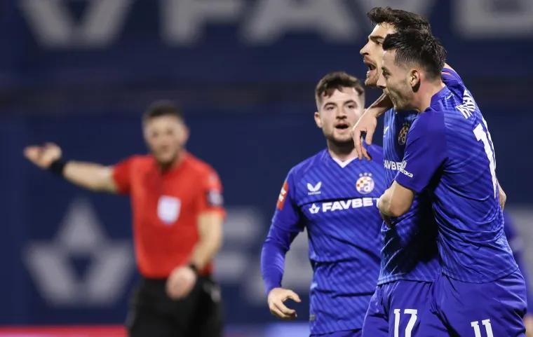 Dinamo je u 21. minuti poveo 1-0. Kulenović je bio sam između dva stopera Istre, Franjić mu je odlično centrirao i Sandro je trznuo glavom za vodstvo Dinama.