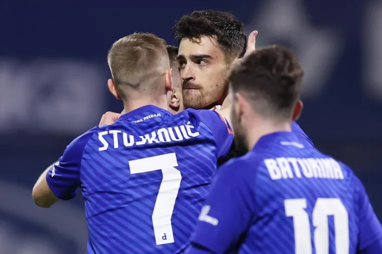 Stojković u zagrljaju s Kuletom nakon gola za 1-0.