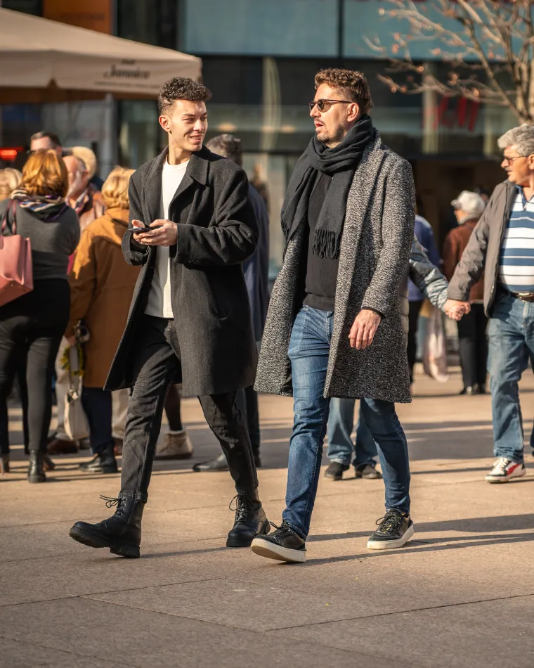  Šetali su u elegantnim odijelima i kaputima.