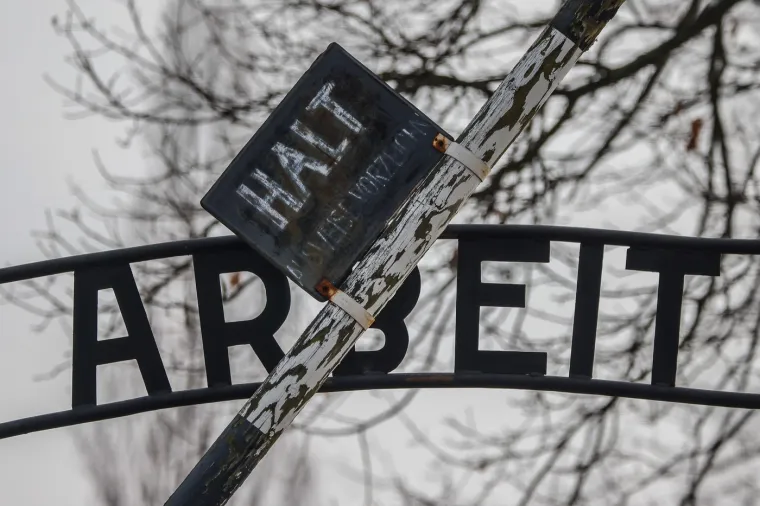 Dužnosnici muzeja na mjestu bivšeg koncentracijskog logora Auschwitz I i logora za istrebljenje Auschwitz-Birkenau, podignutih u okupiranoj Poljskoj kod grada Oswiecima, rekli su da ovaj put da ne žele govore političara.
