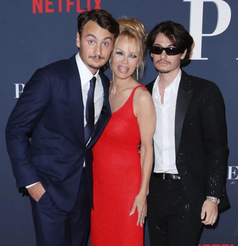 Pamela Anderson sa sinovima