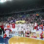 Zajednička fotografija s navijačima i tribinama.