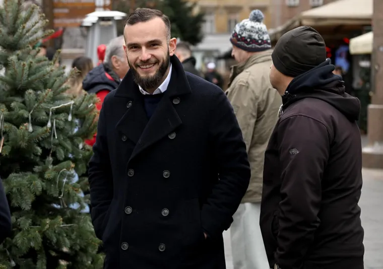 Josip Aladrović, rođen također 1985., postao je ministar rada i mirovinskog sustava 2019. godine, sa samo 34 godine.  Aladrović je tri godine obnašao funkciju. Smijenjen je nakon što je protiv njega podignuta optužnica zbog nezakonitog zapošljavanja dok je bio ravnatelj HZMO-a.