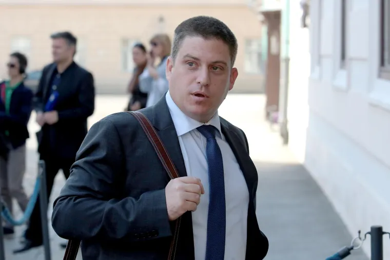 Iako je bilo političkih &apos;sudbina&apos; koje nisu trajale dugo, mnogi mladi ministri su svojim radom uspjeli dokazati da tridesete godine mogu biti izuzetno produktivne. Oleg Butković, rođen 1979., obnaša funkciju ministra mora, prometa i infrastrukture od 2016. godine. Kad je zasjeo u ministarsku fotelju imao je  37. godina.