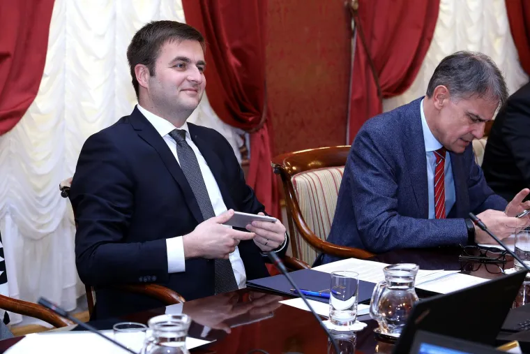 Sadašnji viceguverner HNB-a Tomislav Ćorić kao i Butković rođen je 1979.. On je također sa samo 37 godina postao ministar. Najprije je obnašao funkciju ministra za rad i mirovinski sustav na koju je došao 2016. godine, a nakon toga je bio ministar gospodarstva