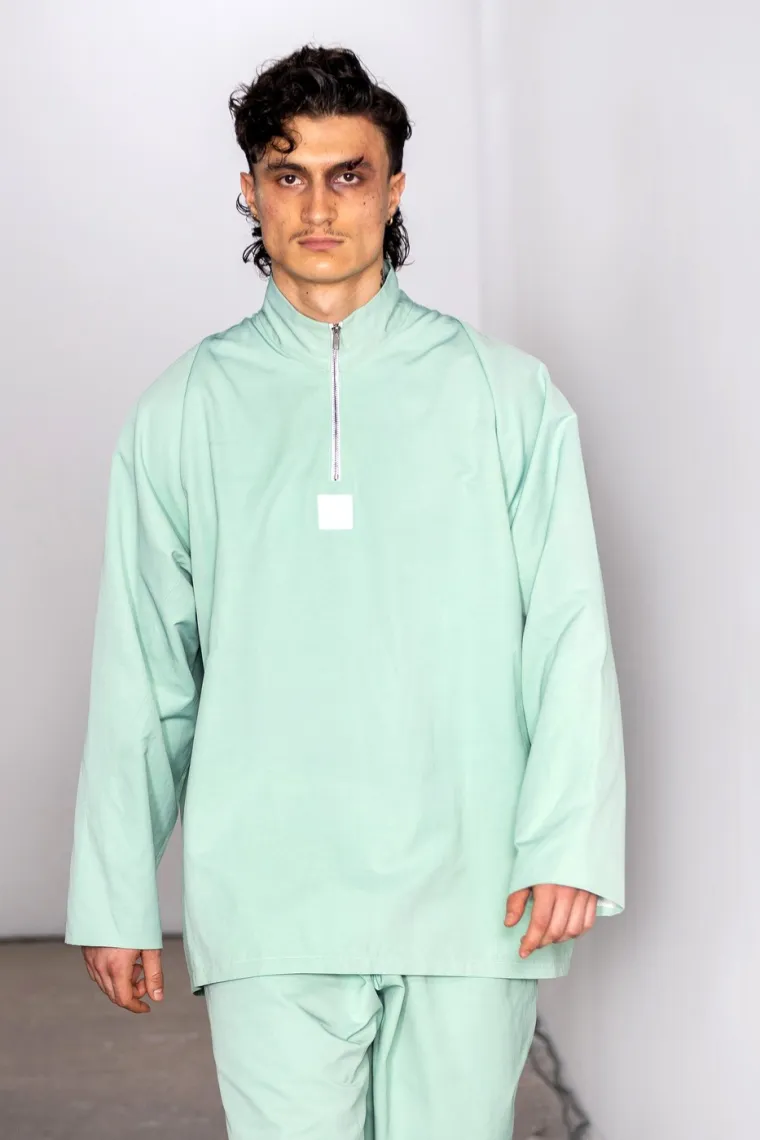 Kritičari su s posebnim entuzijazmom dočekali dru&scaron;tvenu poruku koju je kolekcija C.R.E.O.L.E. uspje&scaron;no prenijela kroz svoju modnu viziju. Stručnjaci su istaknuli kako je dizajner vje&scaron;to iskoristio modu kao medij za pripovijedanje važne povijesne priče, istovremeno stvarajući estetski privlačne i nosive odjevne predmete.