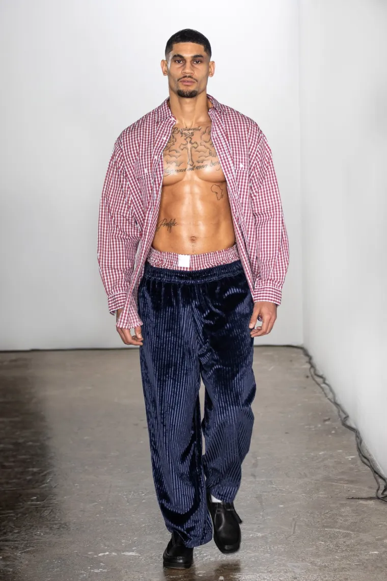 Mnogi su pohvalili suptilnost i eleganciju kojom su složene teme migracije i kulturnog identiteta integrirane u dizajn, stvarajući kolekciju koja je istovremeno stilski relevantna i dru&scaron;tveno angažirana.