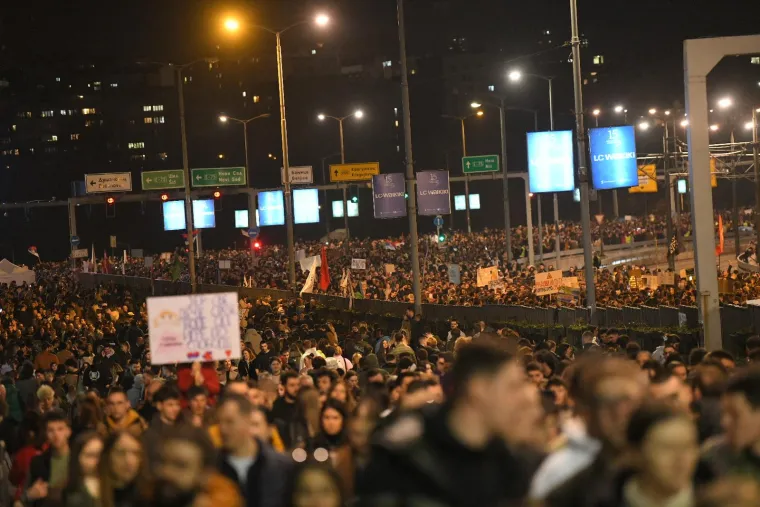 Predsjednik Srbije Aleksandar Vučić obratio se javnosti, poručiv&scaron;i da će svi zahtjevi studenata biti ispunjeni te najaviv&scaron;i rekonstrukciju vlade.