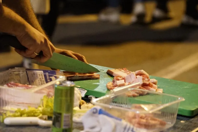 Prosvjedi u Srbiji nastavljaju se, a studenti poručuju da će blokade i pritisci trajati sve dok njihovi zahtjevi ne budu u potpunosti ispunjeni.