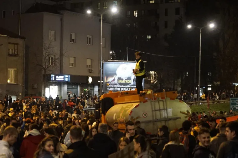 Prosvjedi u Srbiji: Blokirana ključna prometnica u Beogradu, zahtjevi ostaju nepromijenjeni