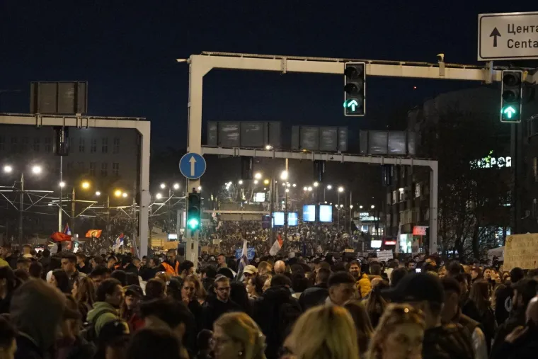 Prosvjedi u Srbiji: Blokirana ključna prometnica u Beogradu, zahtjevi ostaju nepromijenjeni