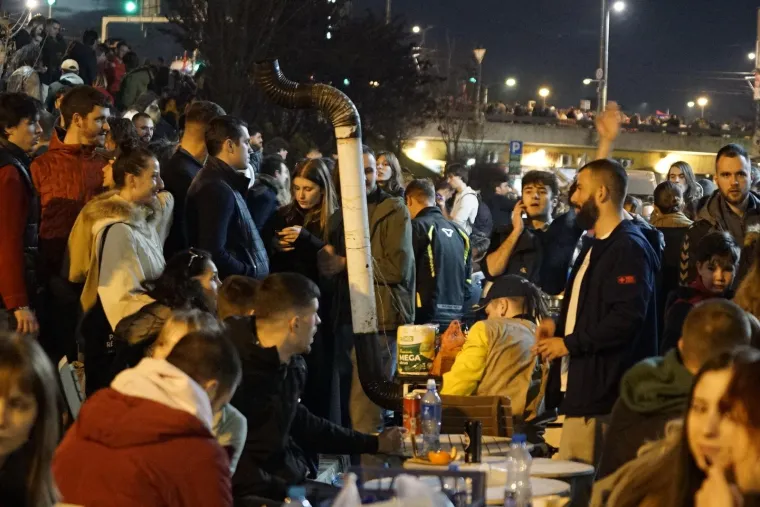 Cijelu noć su blokirali najprometniju gradsku cestu u Beogradu: Pogledajte kako su studenti provodili vrijeme