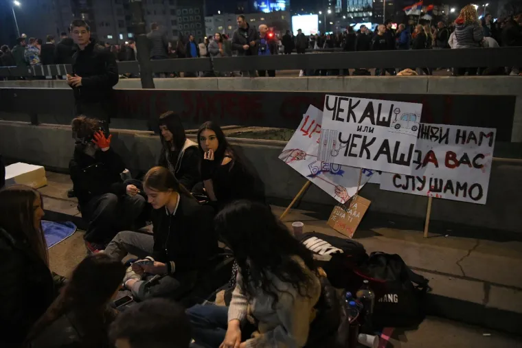 Cijelu noć su blokirali najprometniju gradsku cestu u Beogradu: Pogledajte kako su studenti provodili vrijeme