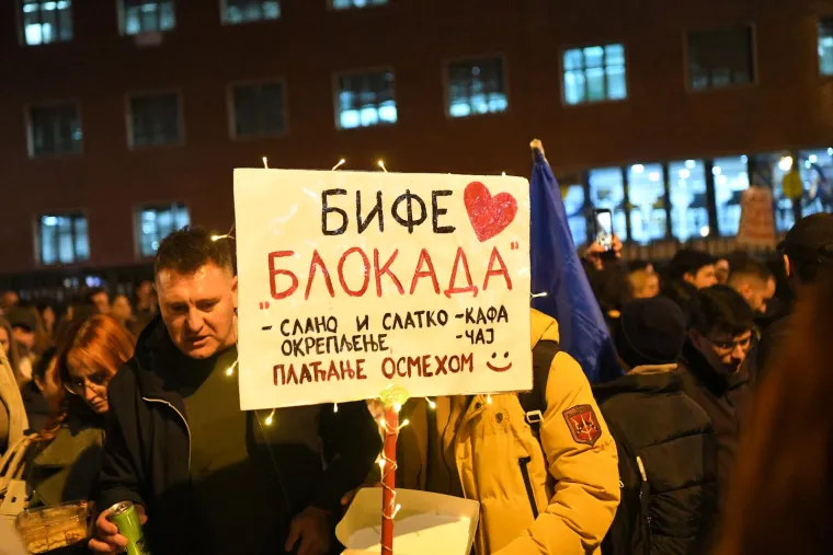 Cijelu noć su blokirali najprometniju gradsku cestu u Beogradu: Pogledajte kako su studenti provodili vrijeme