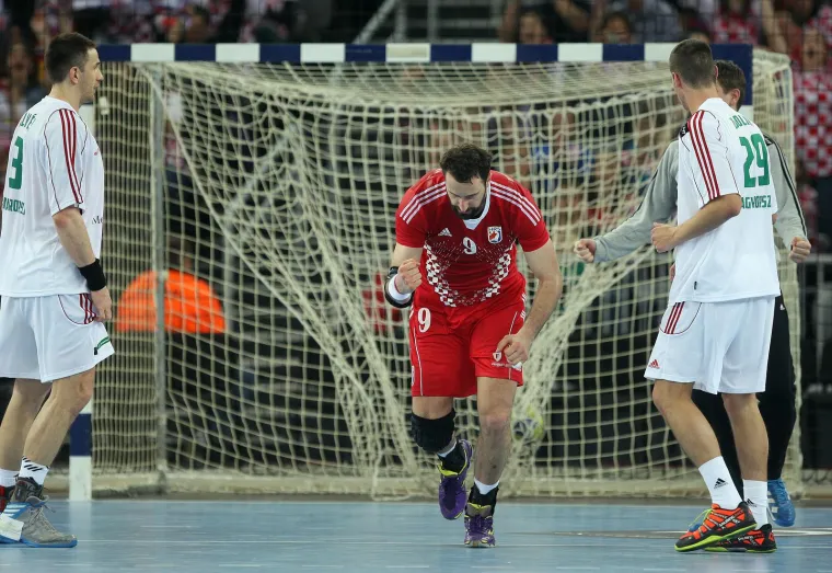 Te godine (2013.) sa susjedima smo igrali tri puta od kojih su dva bila u kvalifikacijama za Europsko koje se 2014. održavalo u Danskoj.