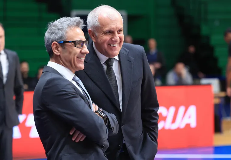 Željko Obradović, slavni Partizanov trener, ponovno je dočekan ovacijama u Zagrebu. Ali, tako je i u Zadru, tako je i Splitu... U Hrvatskoj cijene Žoca koji spada u red najboljih i najvećih košarkaških trenera u Europi ikad, rekli bi i u svijetu. Željko Obradović je desno na fotografiji. 