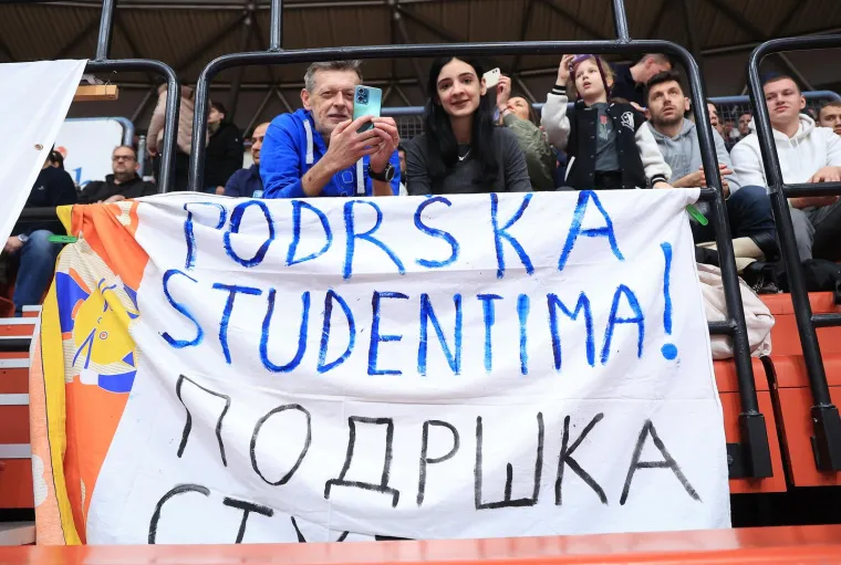 &quot;Podrška studentima&quot;, pisalo je na poruci napisanoj i na ćirilici. 