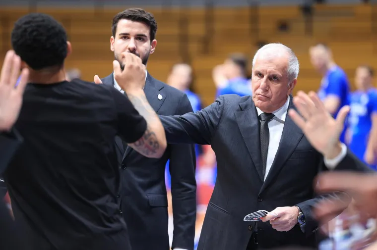 Željko Obradović pozdravlja svoje igrače prilikom predstavljanja. 