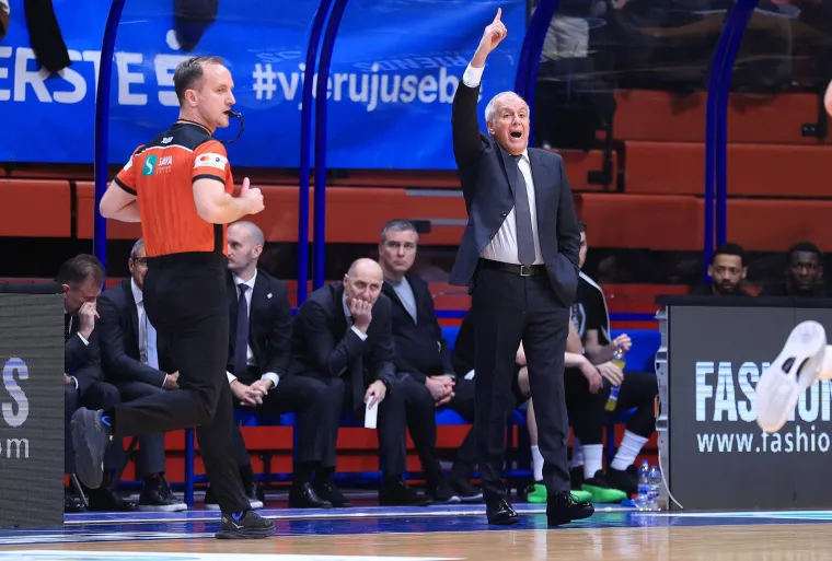Željko Obradović Žoc daje upute svojim košarkašima. 